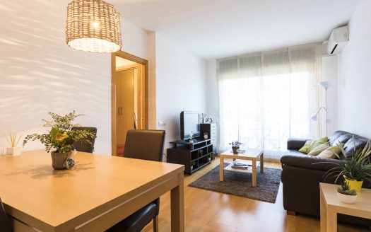 Piso amueblado con 2 piscinas comunitarias, Ideal Inversores.