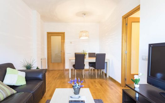 Piso amueblado con 2 piscinas comunitarias, Ideal Inversores.