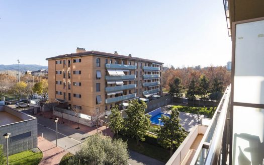 Piso amueblado con 2 piscinas comunitarias, Ideal Inversores.