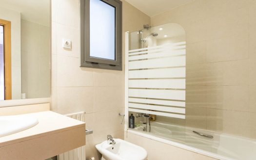 Piso amueblado con 2 piscinas comunitarias, Ideal Inversores.