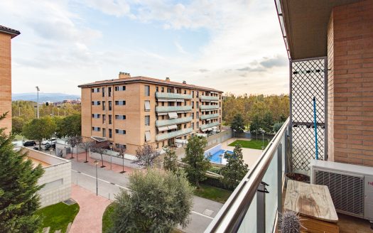 Piso amueblado con 2 piscinas comunitarias, Ideal Inversores.