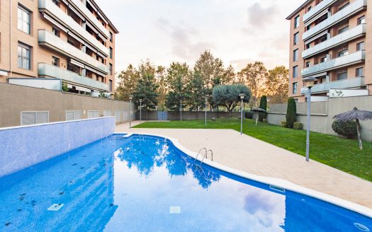 Piso amueblado con 2 piscinas comunitarias, Ideal Inversores.