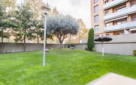 Piso amueblado con 2 piscinas comunitarias, Ideal Inversores.