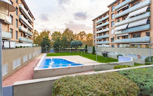 Piso amueblado con 2 piscinas comunitarias, Ideal Inversores.