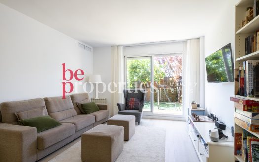 Planta baja impecable en Coll Favà