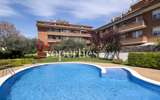 Planta baja impecable en Coll Favà