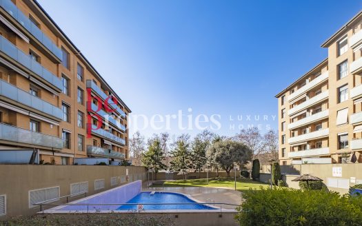 Piso amueblado con 2 piscinas comunitarias, Ideal Inversores.