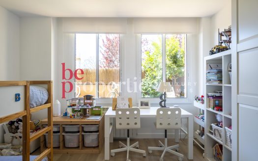 En exclusiva impecable Planta Baja en Coll Favà con inquilino