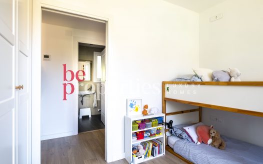 En exclusiva impecable Planta Baja en Coll Favà con inquilino