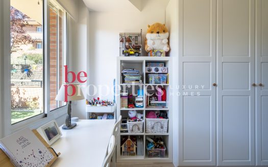 En exclusiva impecable Planta Baja en Coll Favà con inquilino