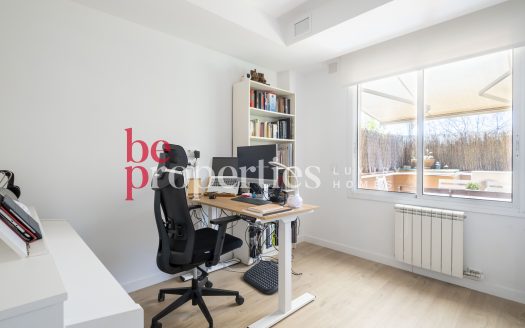 En exclusiva impecable Planta Baja en Coll Favà con inquilino