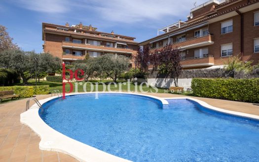 En exclusiva impecable Planta Baja en Coll Favà con inquilino