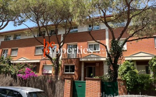 Adosada cerca del mar