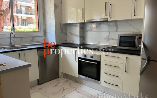 Adosada cerca del mar