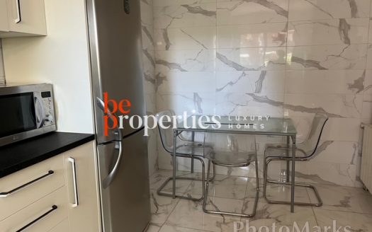 Adosada cerca del mar