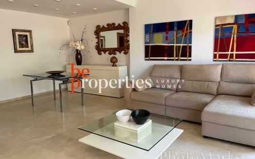 Adosada cerca del mar