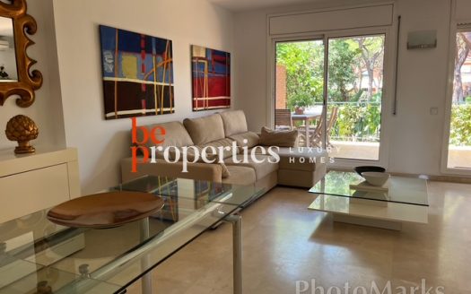 Adosada cerca del mar