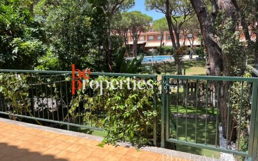 Adosada cerca del mar