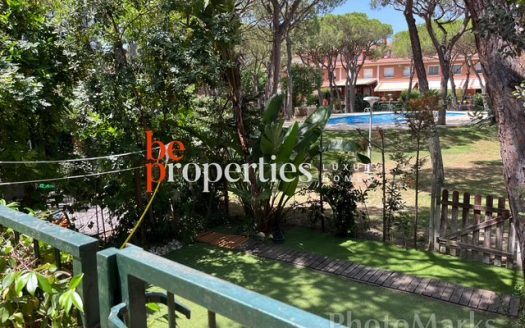 Adosada cerca del mar