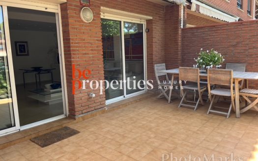 Adosada cerca del mar