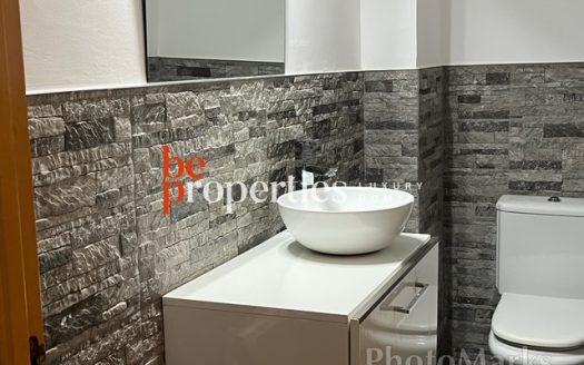 Adosada cerca del mar