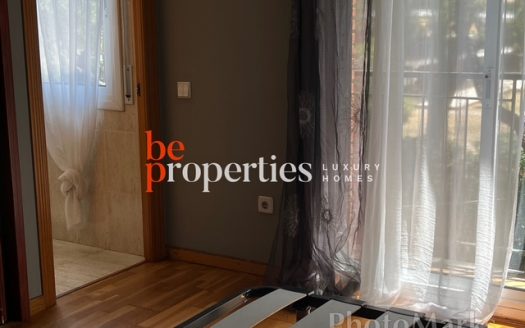 Adosada cerca del mar