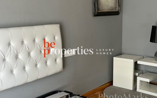 Adosada cerca del mar