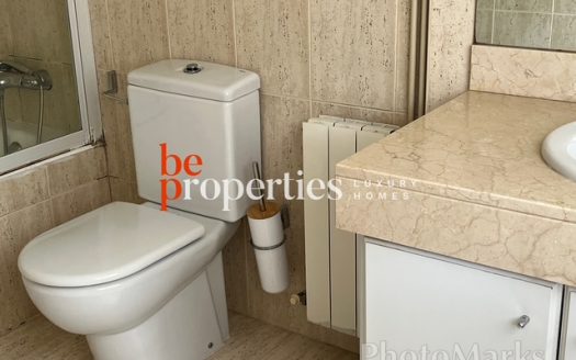 Adosada cerca del mar