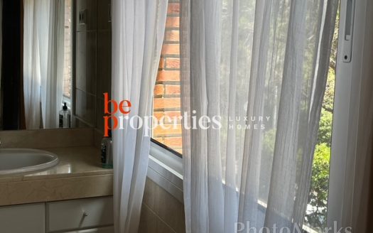 Adosada cerca del mar