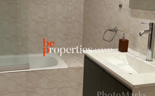 Adosada cerca del mar