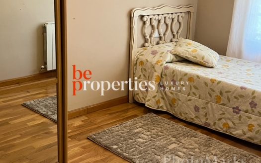 Adosada cerca del mar