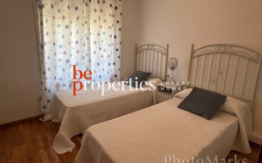 Adosada cerca del mar