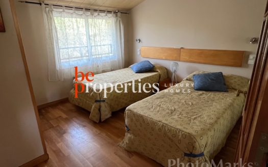 Adosada cerca del mar