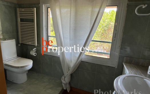 Adosada cerca del mar