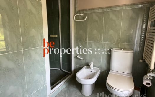 Adosada cerca del mar