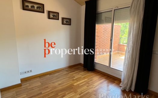 Adosada cerca del mar