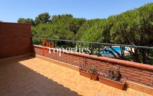 Adosada cerca del mar