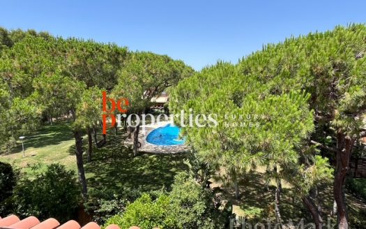 Adosada cerca del mar