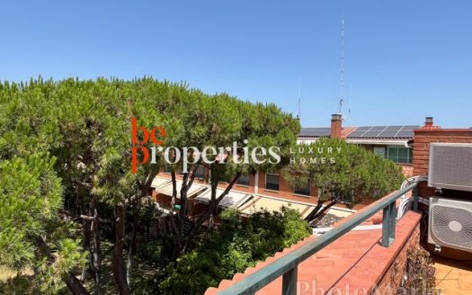 Adosada cerca del mar