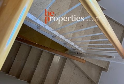 Adosada cerca del mar