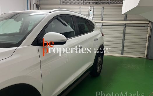 Adosada cerca del mar