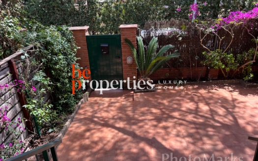 Adosada cerca del mar