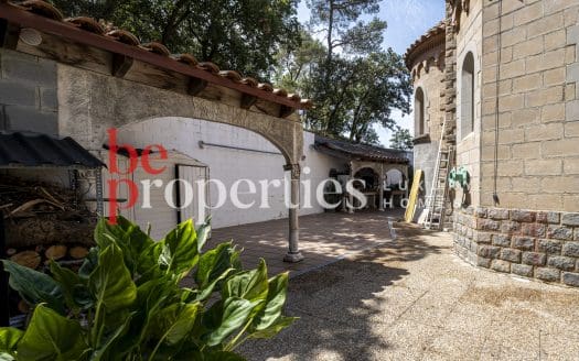 Iglesia vivienda única en la zona
