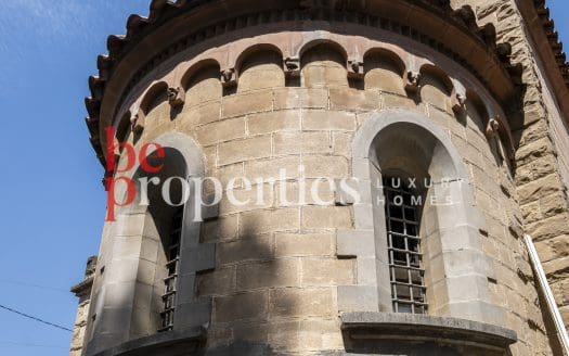 Iglesia vivienda única en la zona