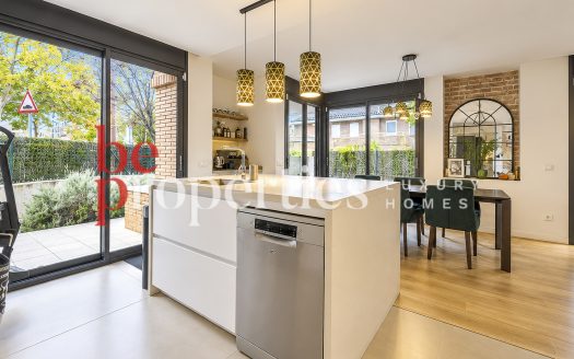 Casa de diseño semi nueva